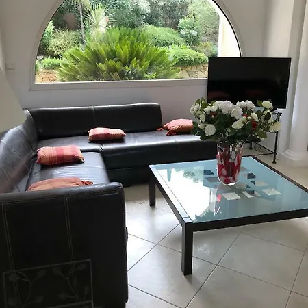 Belle Dans Clos Prive - Raphael Boulouris Villa